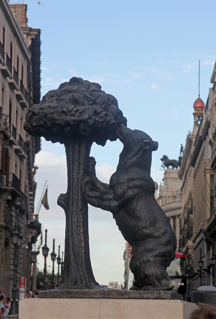 Bear with Madroño Tree, Puerta del Sol